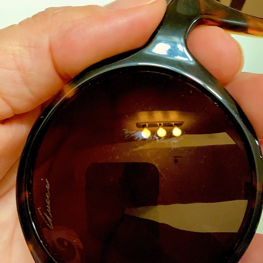 Gucci Polarized sunglasses brand new case and cleaning silk cloth. - Picture 4 of 8